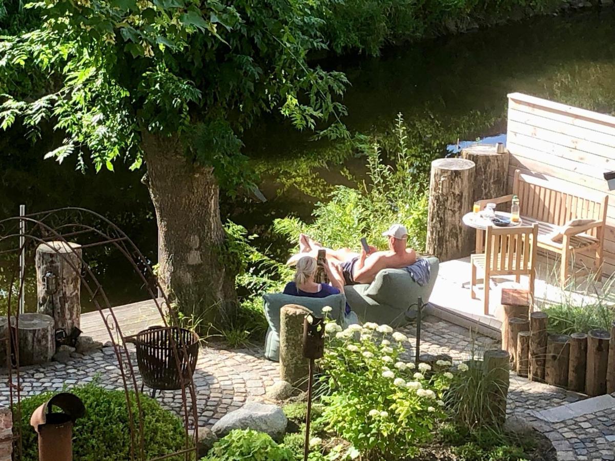 Gaestehaus Kajuete Direkt Am Wasser Friedrichstadt Eksteriør bilde